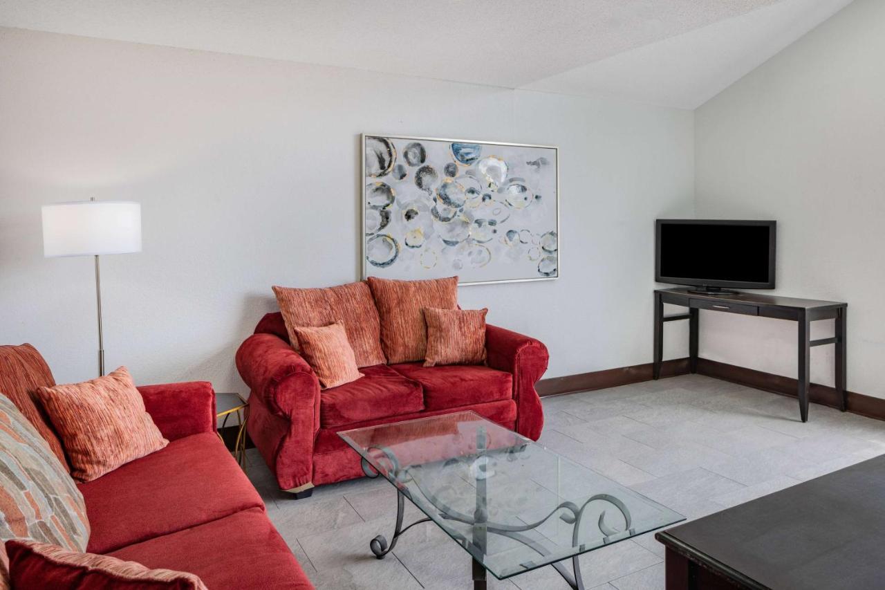 Super 8 By Wyndham Pensacola Hotel Buitenkant foto