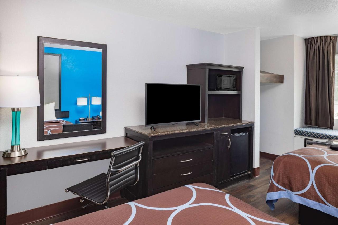 Super 8 By Wyndham Pensacola Hotel Buitenkant foto