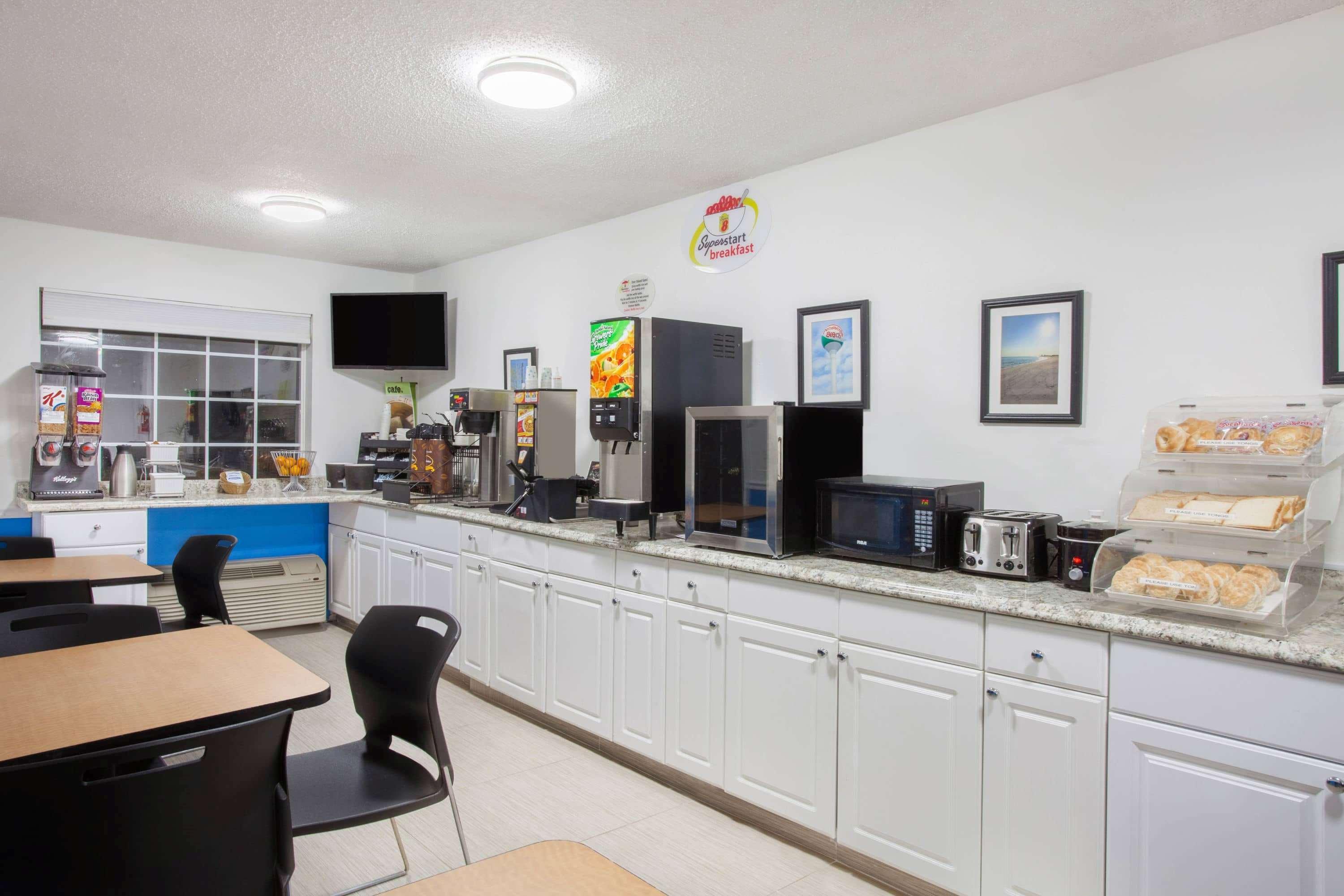Super 8 By Wyndham Pensacola Hotel Buitenkant foto
